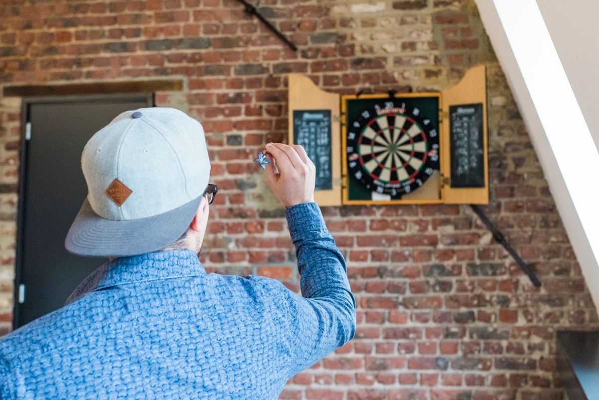 Hoe hoog moet een dartbord hangen? De exacte maten (ook voor kinderen)
