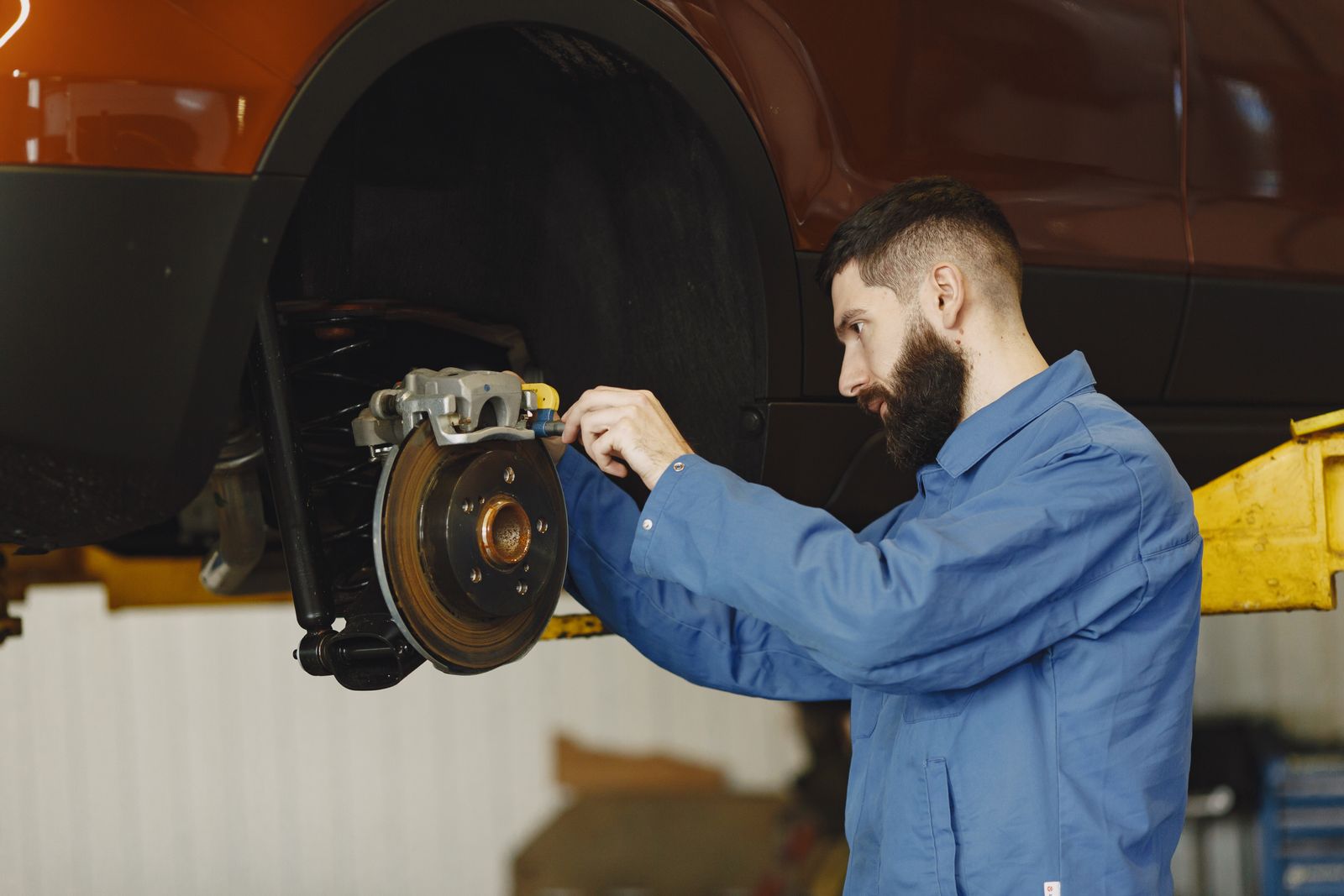 Monteur repareert de remmen van een auto