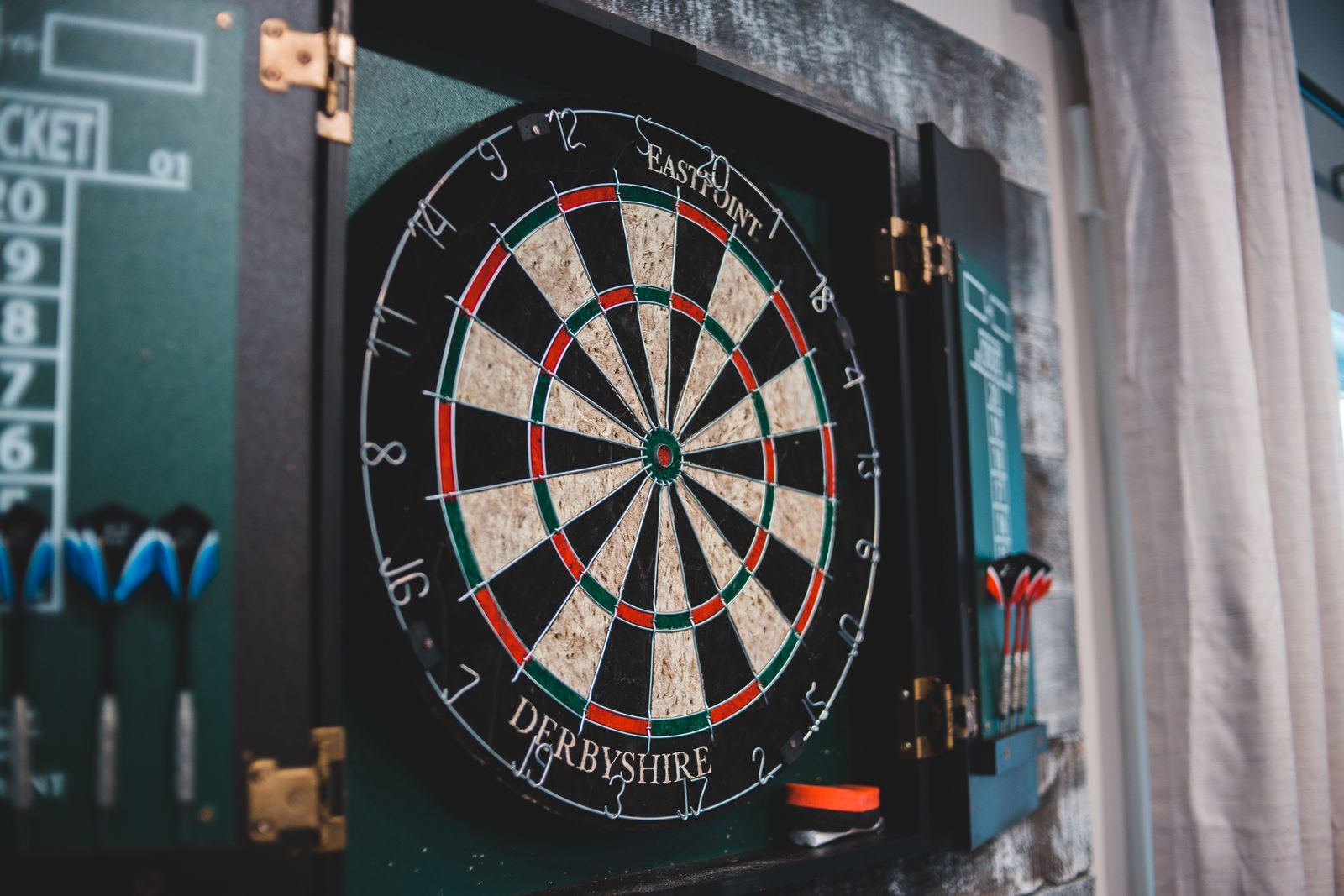 Dartbord ophangen: zo hang je hem in 10 minuten goed op