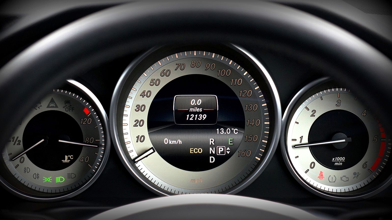 Dashboard van een auto met snelheidsmeter en temperatuurmeter