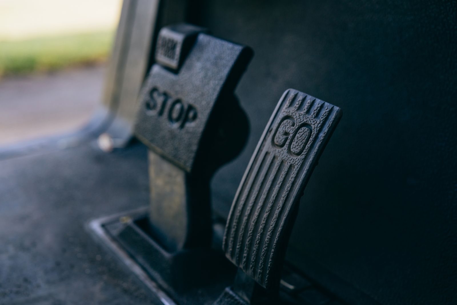 Gas- en rempedaal in een auto