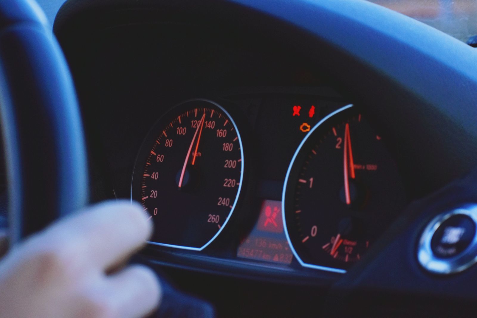 Verlicht dashboard van een auto met snelheidsmeter