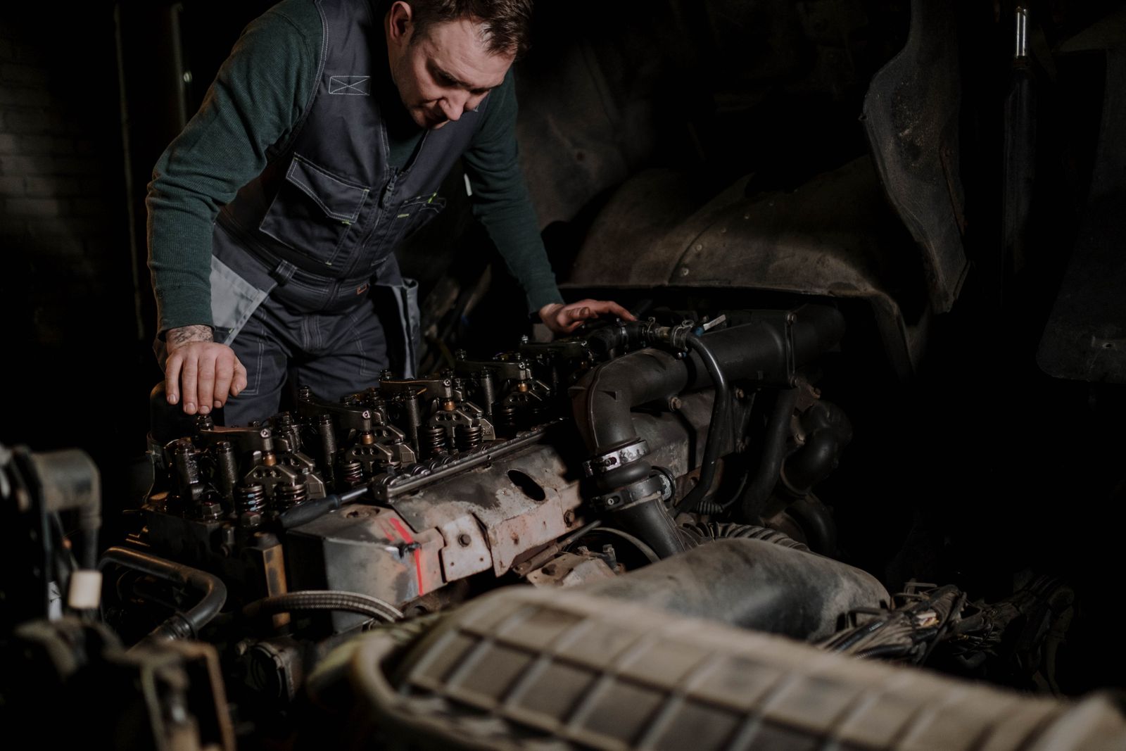 Monteur werkt aan een motor